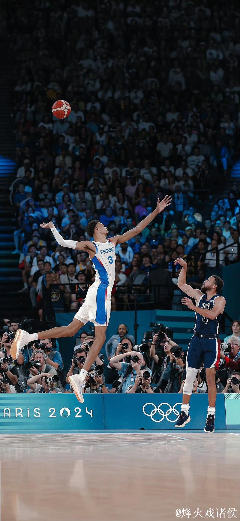 文班亚马中路持球 弧顶干拔三分命中 文班亚马中路持球 弧顶干拔三分命中